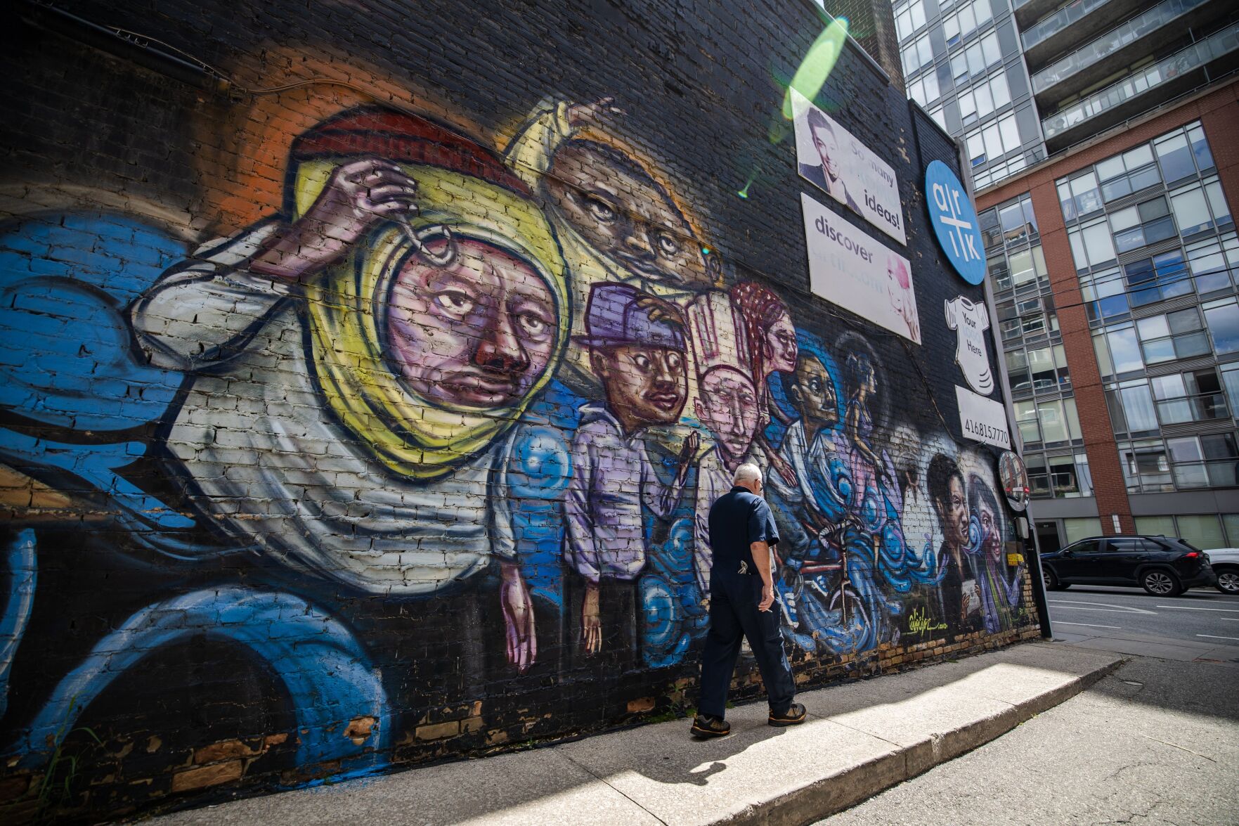 GRAFFITI-WALKING-TORONTO.JPG